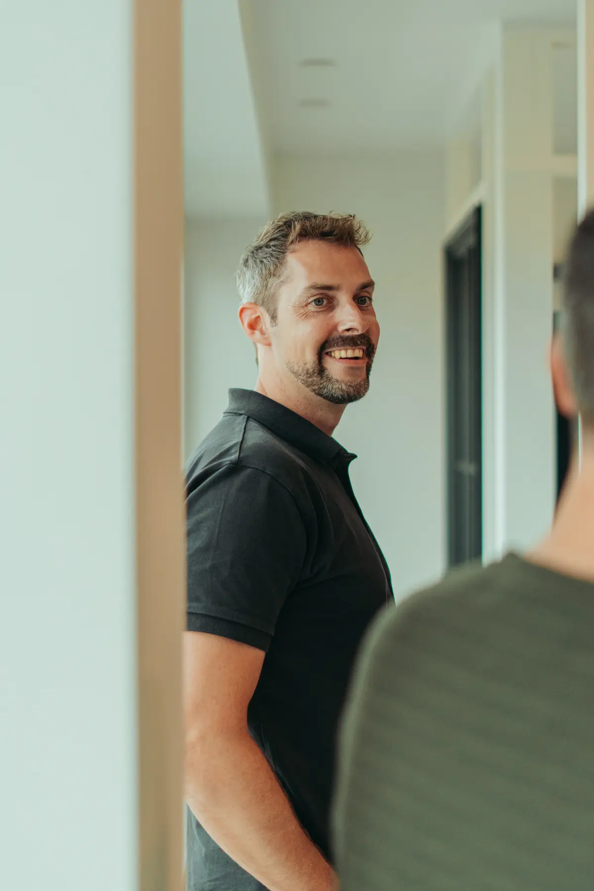 Jonatan Neven in gesprek tijdens een persoonlijk adviesmoment