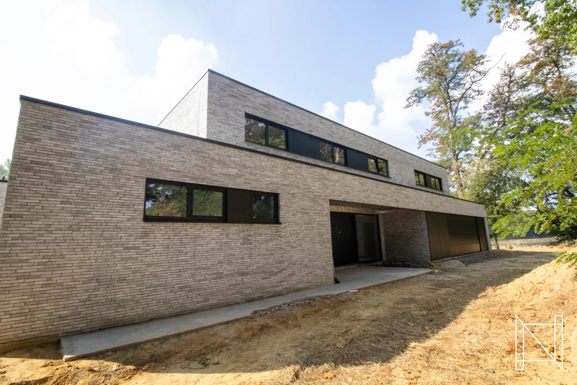 Moderne woning met zwarte aluminium ramen geplaatst door NEVEN