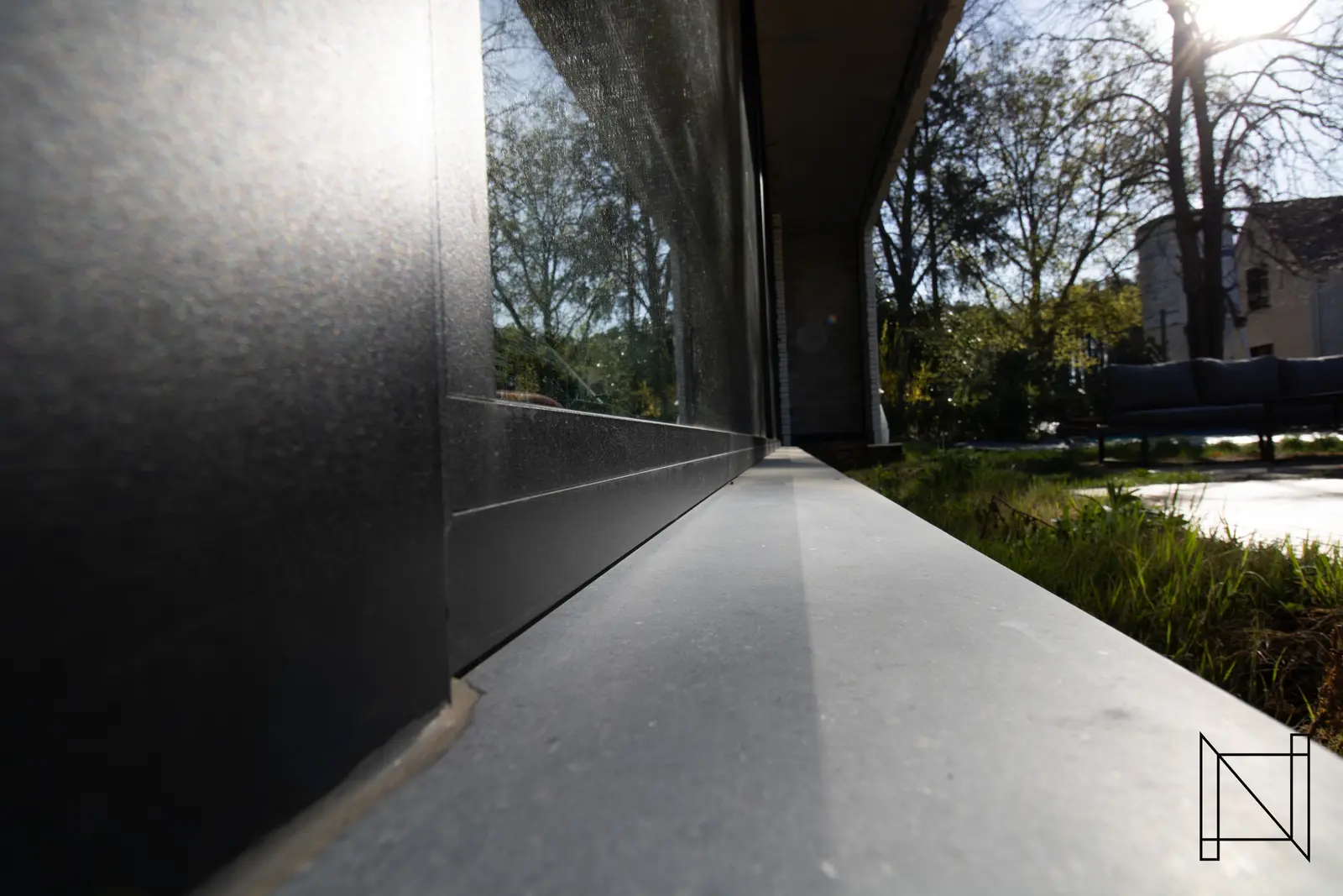 Detail van de afwerking bij Aluminium ramen in Beringen