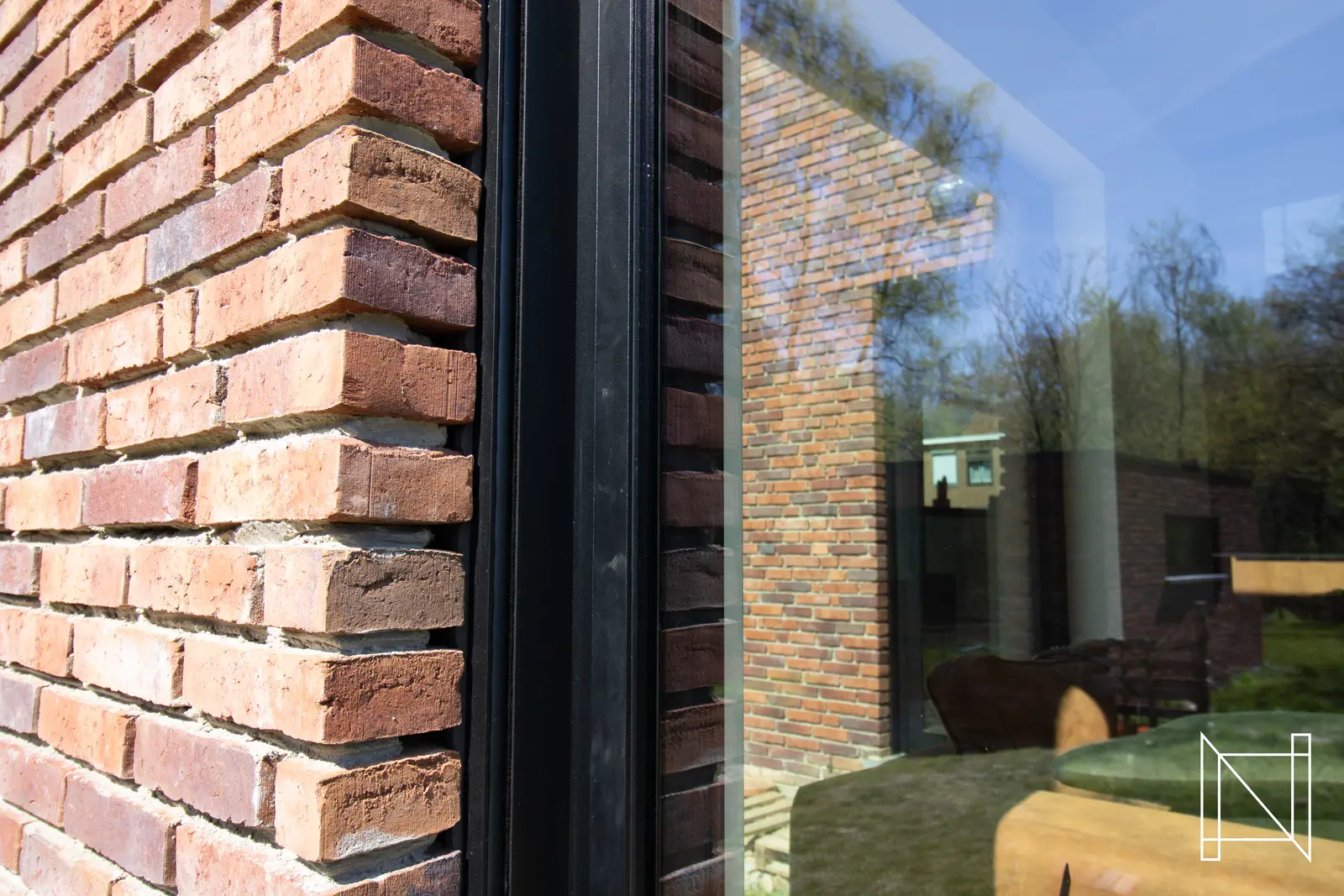 Detail van de afwerking bij Ramen en voordeur in Sint-Truiden