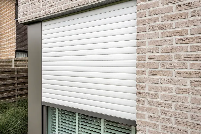 Wilms inbouwrolluik waarvan de kast discreet in de gevel is weggewerkt