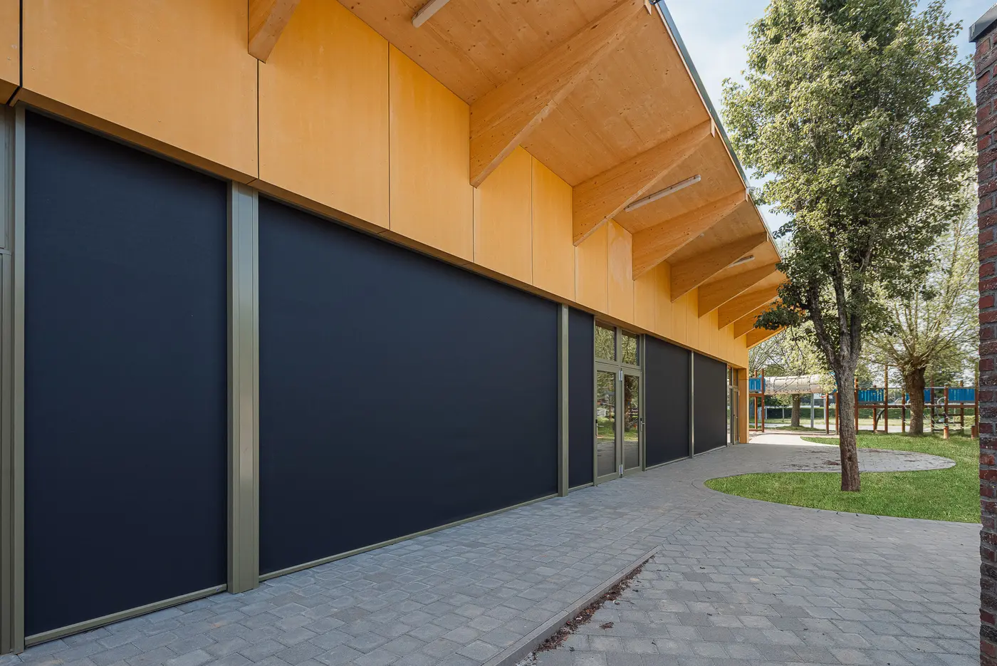 Wilms ZipX Zero inbouwscreens met verborgen kast en geleiders in een moderne gevel