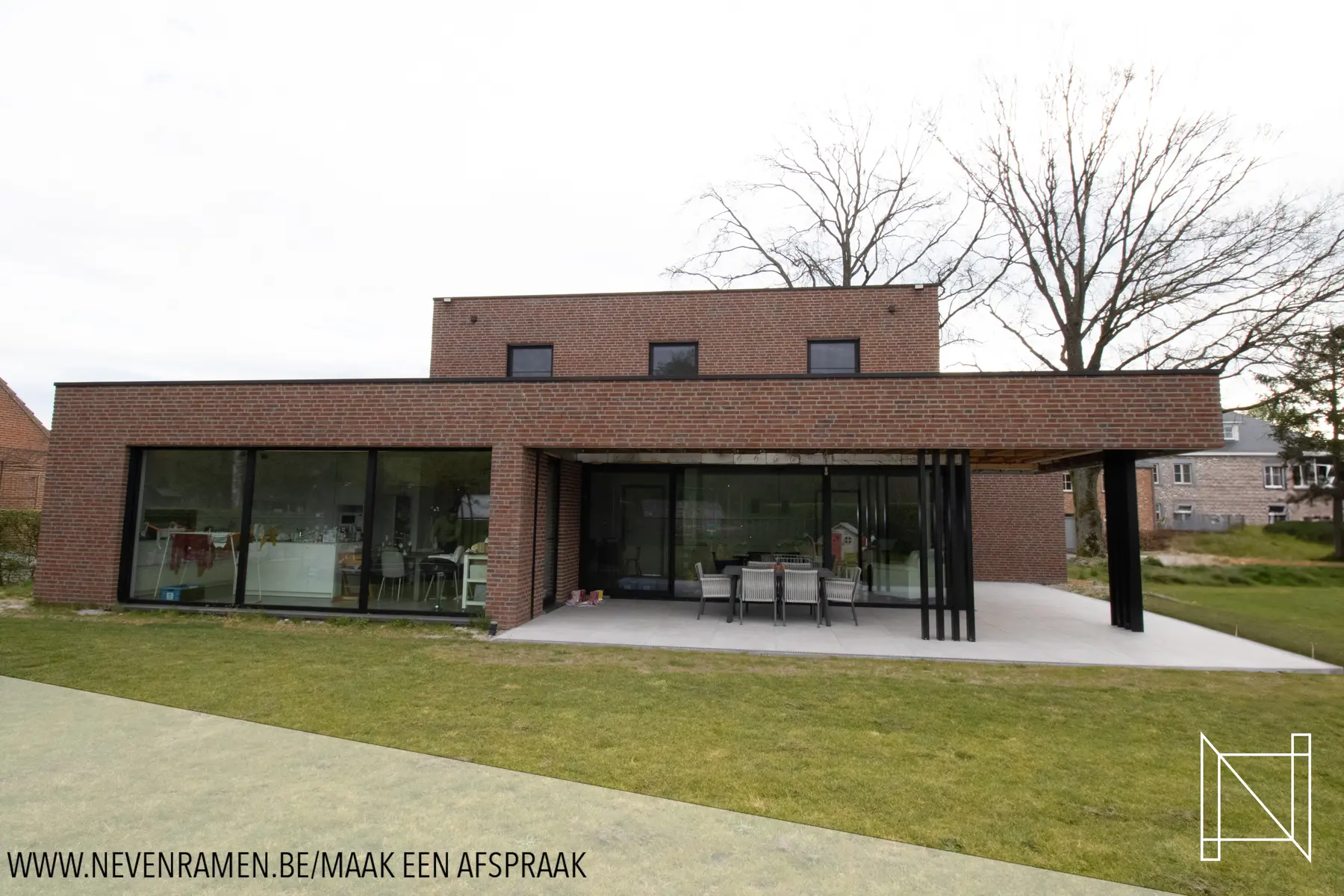 Volledig gevelbeeld van Ramen en voordeur in Sint-Truiden