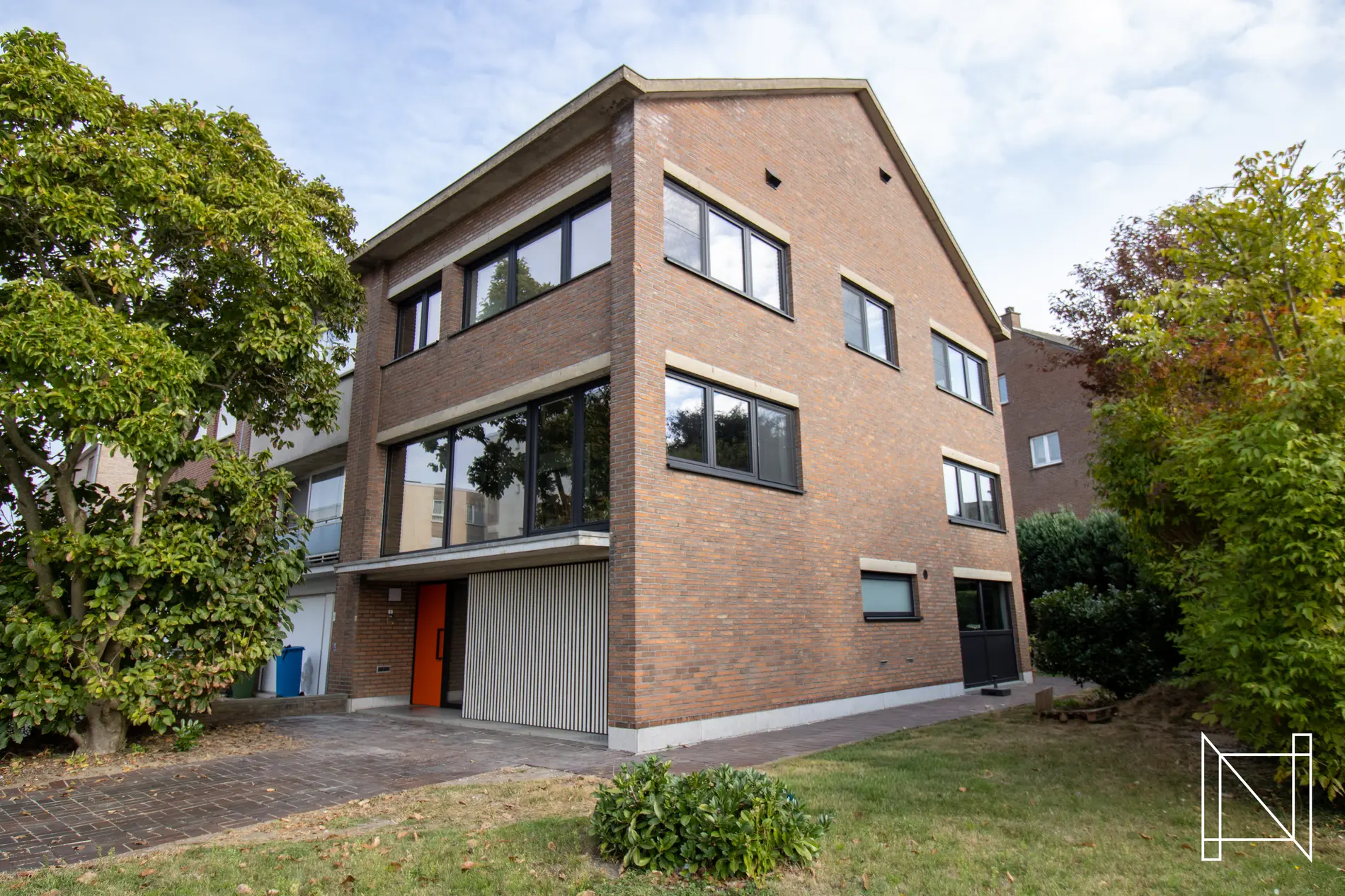 Bakstenen woning met karaktervolle donkere ramen