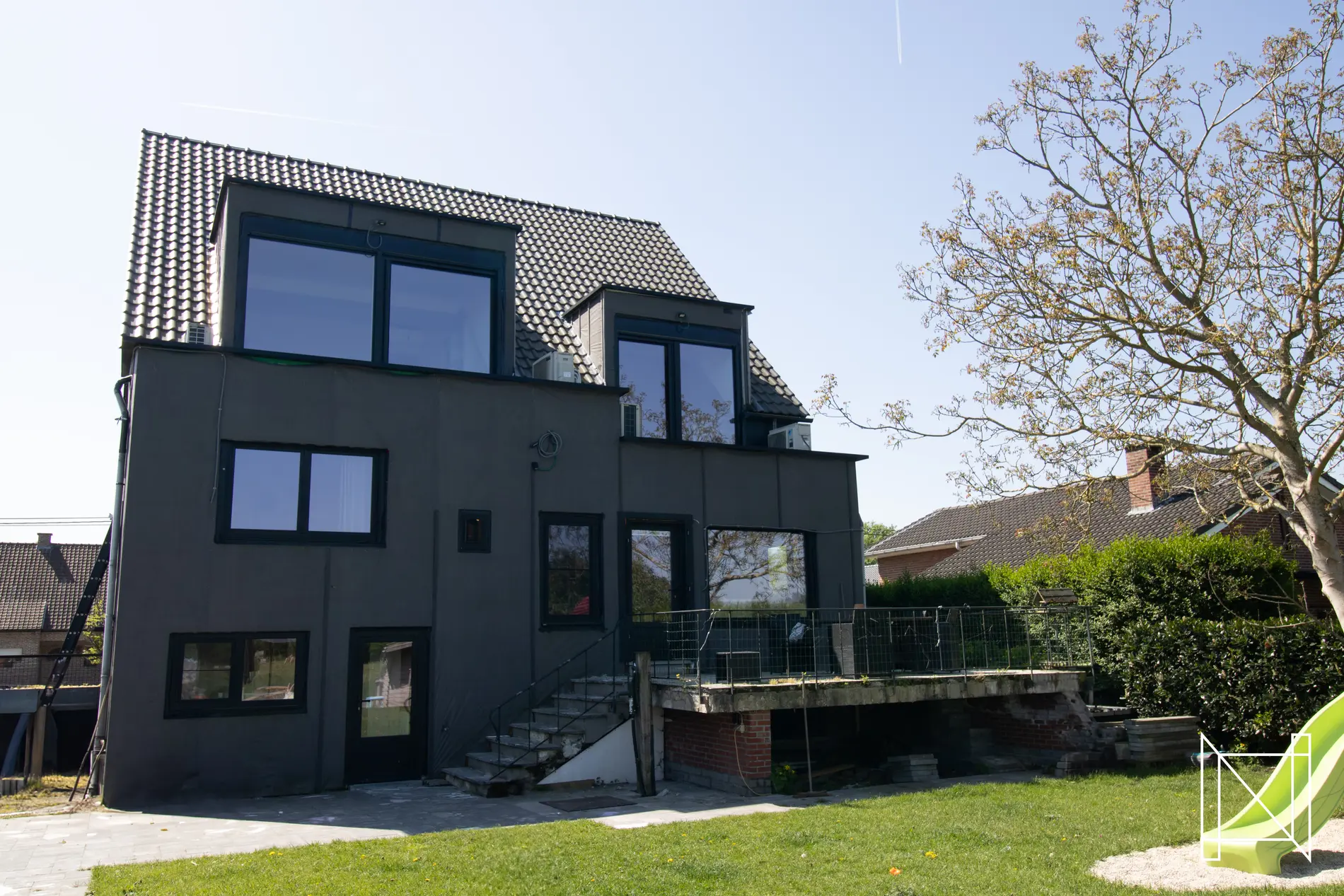 Moderne woning met buitenschrijnwerk door NEVEN