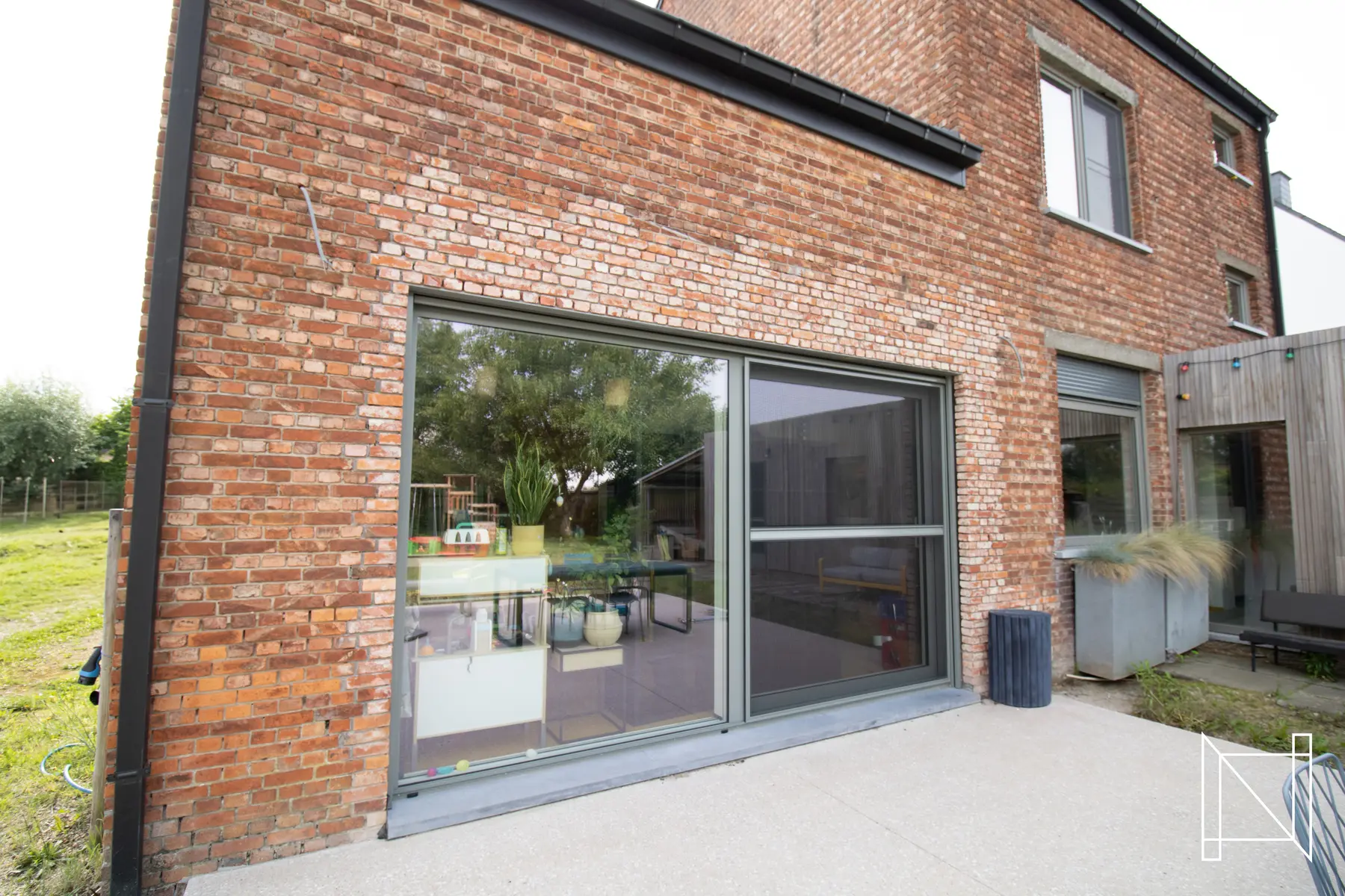 Moderne woning met grote ramen geplaatst door NEVEN
