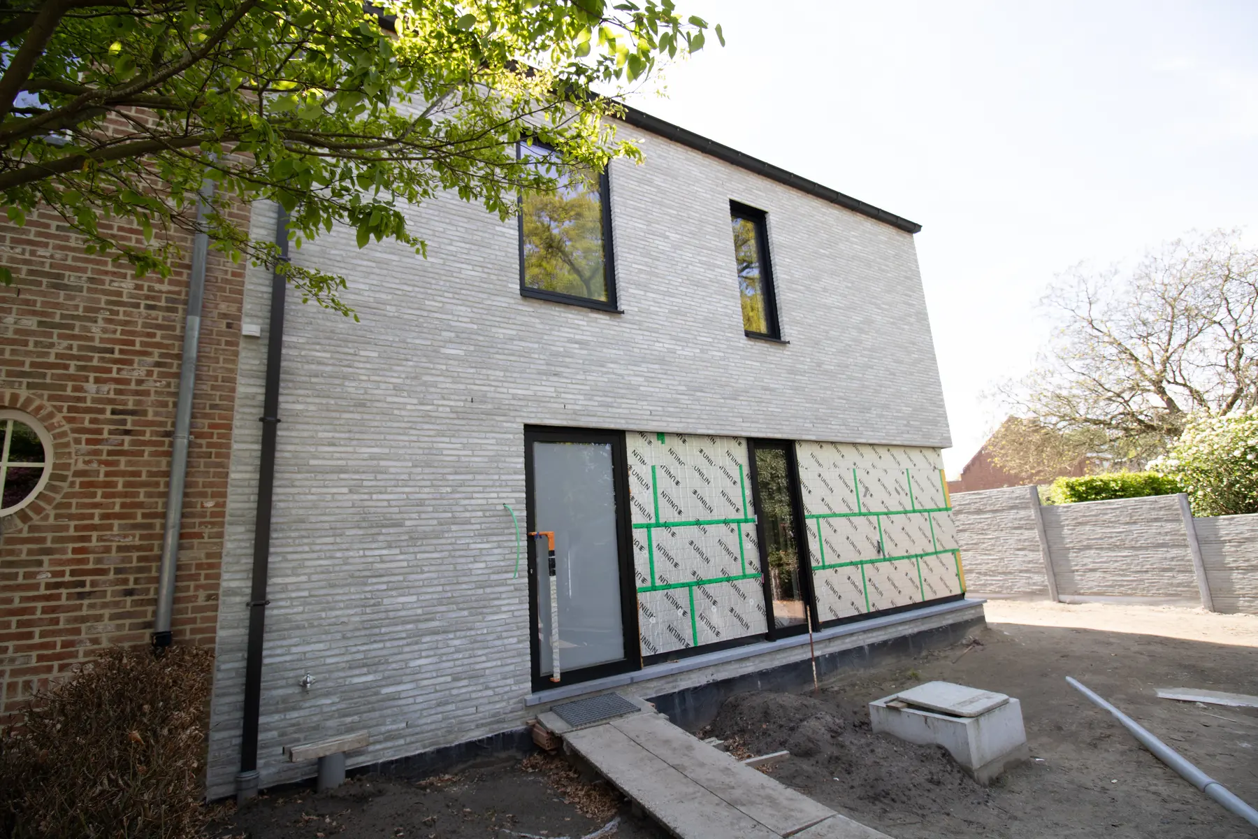 Moderne woning met grote ramen geplaatst door NEVEN