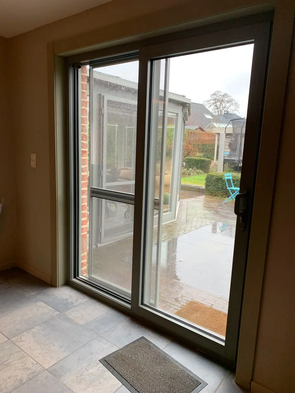 Breed schuifraam tussen woning en tuin
