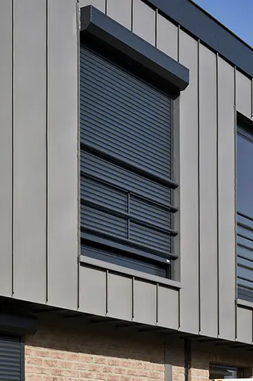Wilms voorzetrolluik met zichtbare kast aan de buitenzijde van een bestaande woning